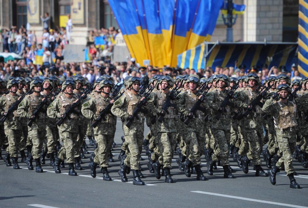 колона солдат на військовому параді в Києві