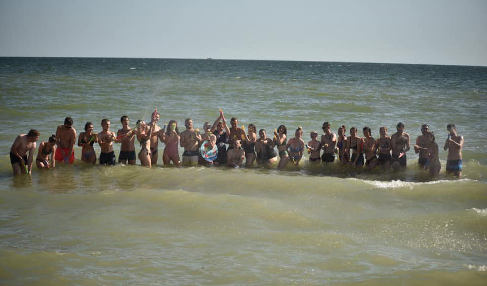 фото учасників XV Всеукраїнського молодіжного пленеру НСС на березі моря у навчально-оздоровчому таборі «Політехнік-3»