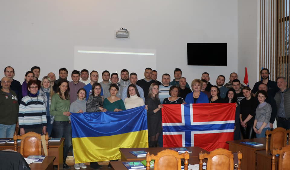фото учасників проекту Норвегія-Україна з прапорами Норвегії та України