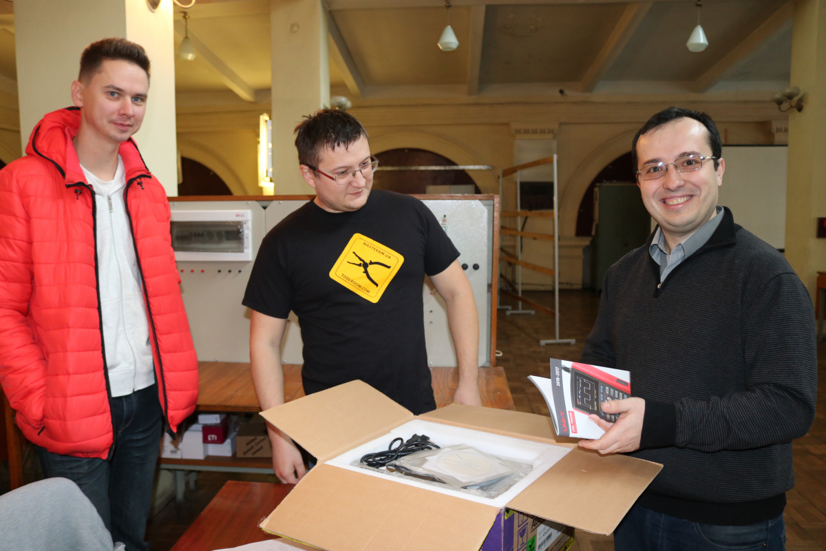 Юрій Стахняк і Сергій Смітюх подарували своїй кафедрі цифровий осцилограф