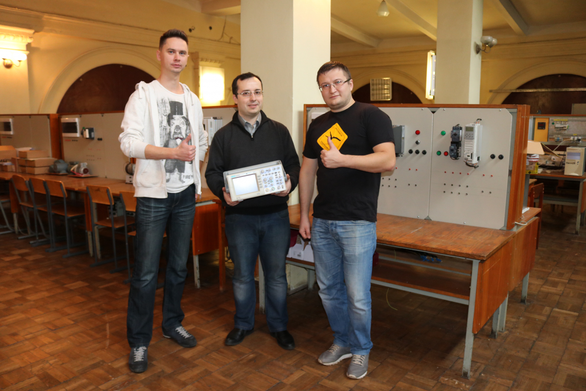 Юрій Стахняк і Сергій Смітюх подарували своїй кафедрі цифровий осцилограф