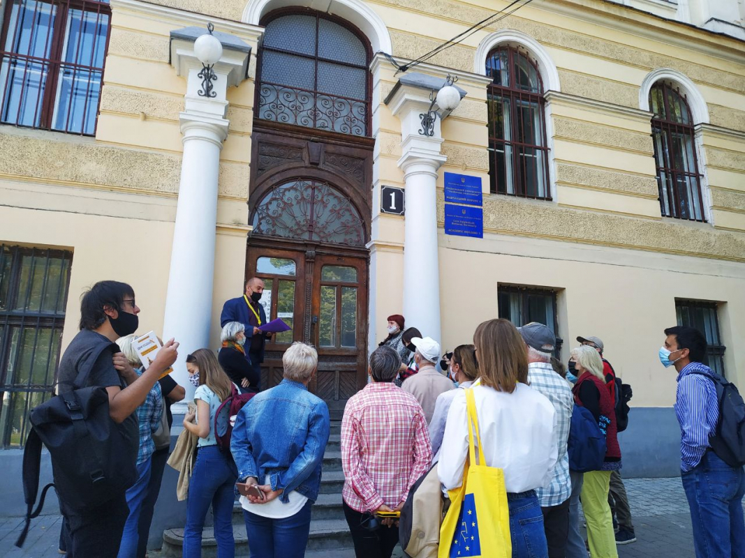 фото групи людей, які знаходяться поблизу третього навчального корпусу Національного університету «Львівська політехніка»