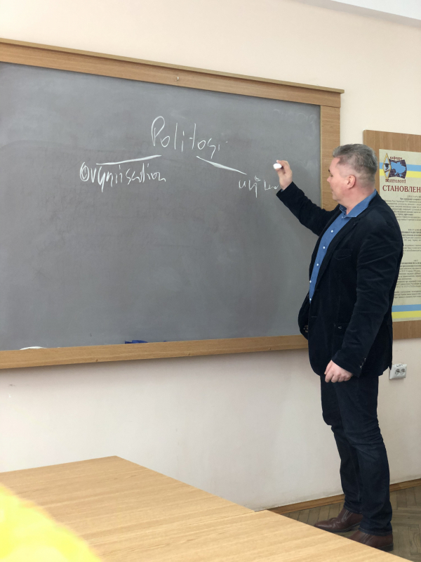 Ярослав Ноконь читає лекцію