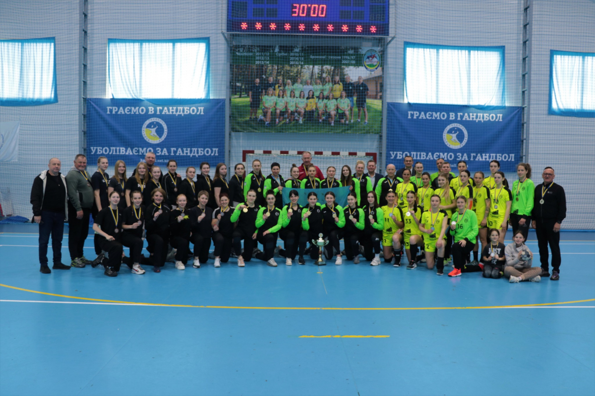 Призери жіночої гандбольної Суперліги 2022-2023, зліва направо — «Львівська політехніка-ЛФКС», «Галичанка», «Карпати-ШВСМ»